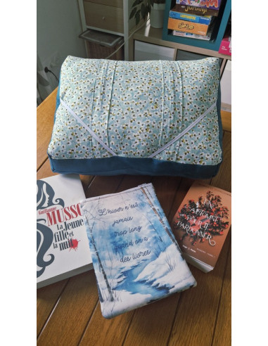 Coussin lecture petites fleurs bleues