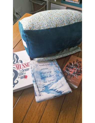 Coussin lecture petites fleurs bleues